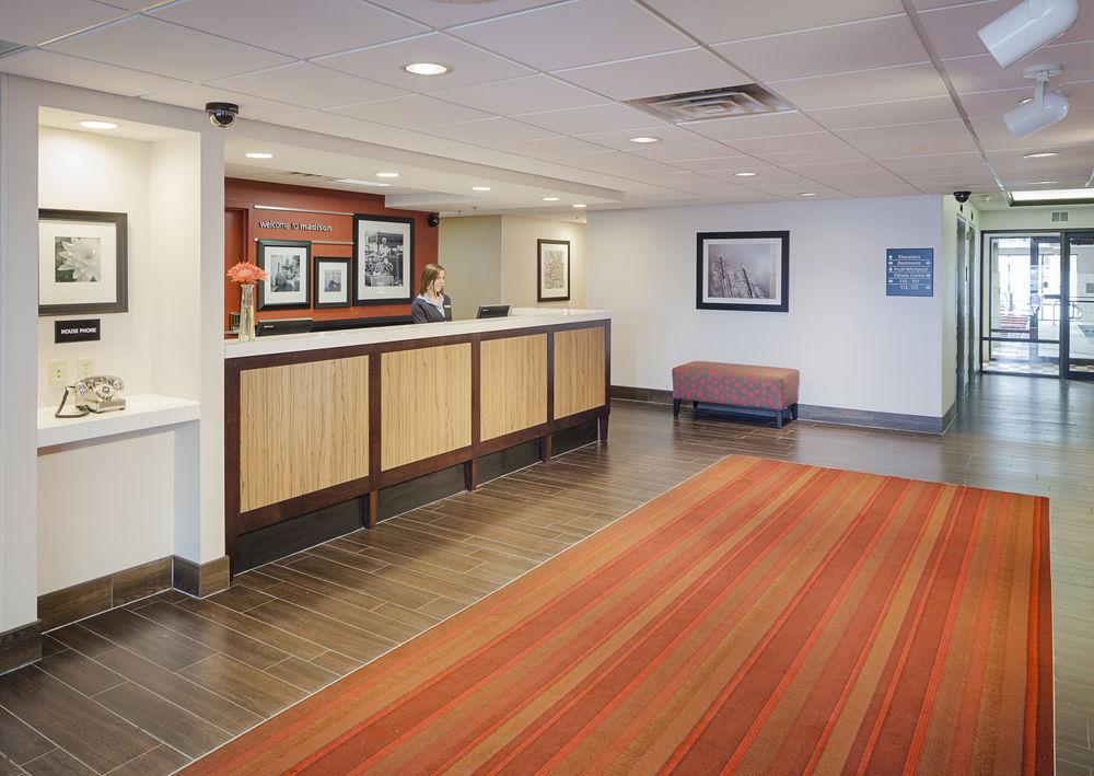 Hampton Inn Madison East Towne Mall Area Bagian luar foto