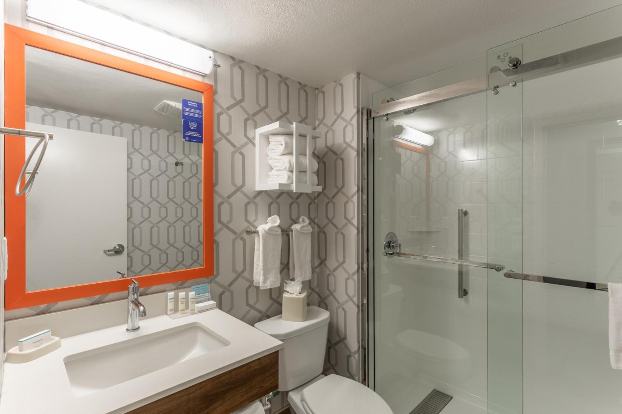 Hampton Inn Madison East Towne Mall Area Bagian luar foto