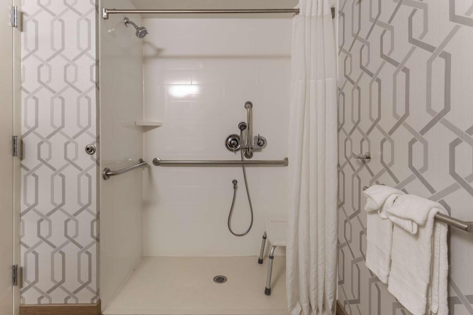 Hampton Inn Madison East Towne Mall Area Bagian luar foto