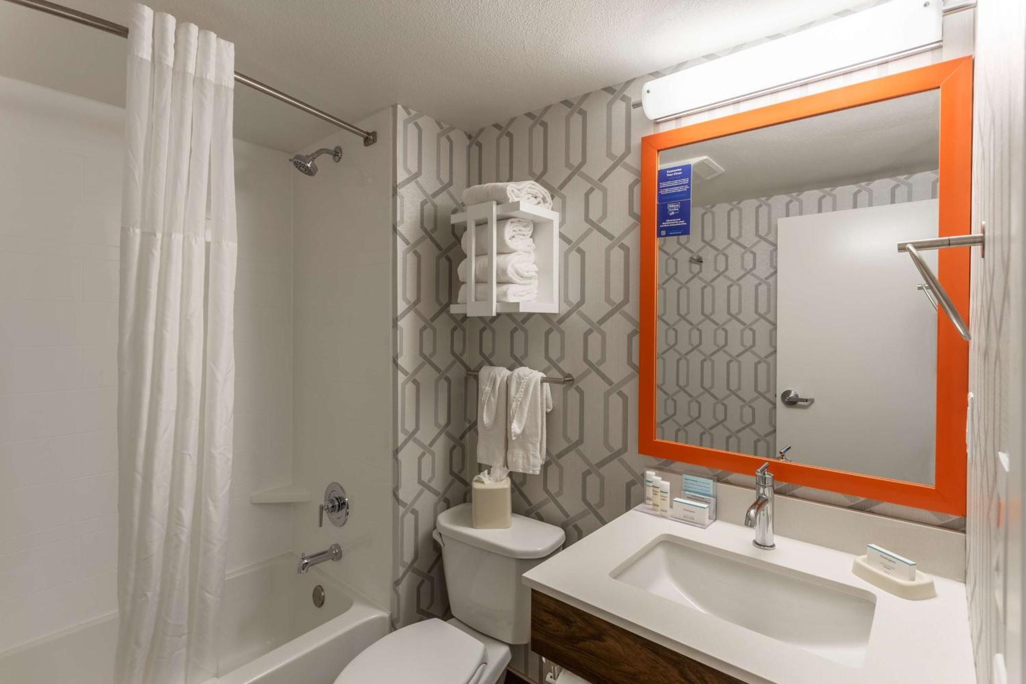 Hampton Inn Madison East Towne Mall Area Bagian luar foto