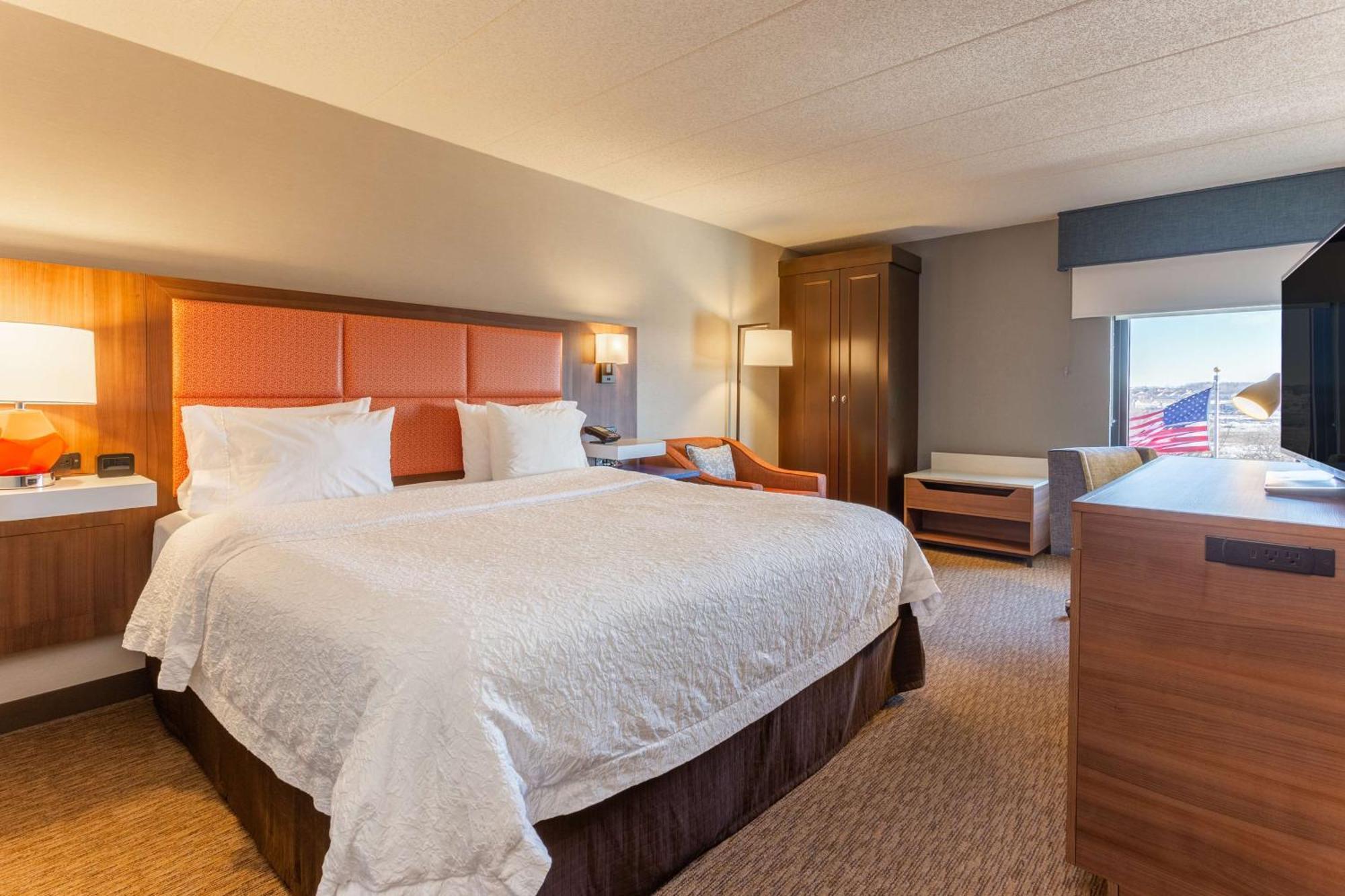 Hampton Inn Madison East Towne Mall Area Bagian luar foto
