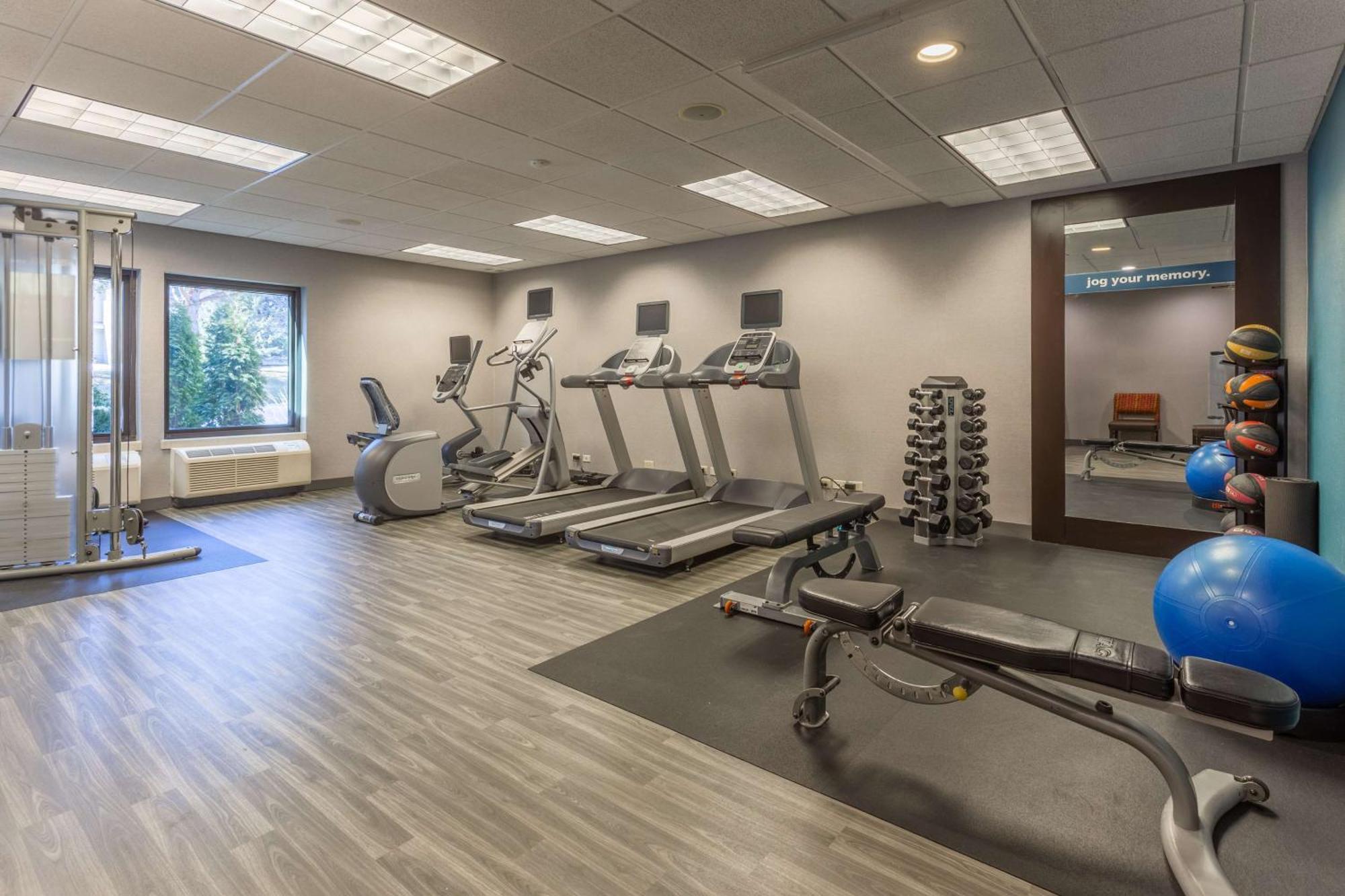 Hampton Inn Madison East Towne Mall Area Bagian luar foto