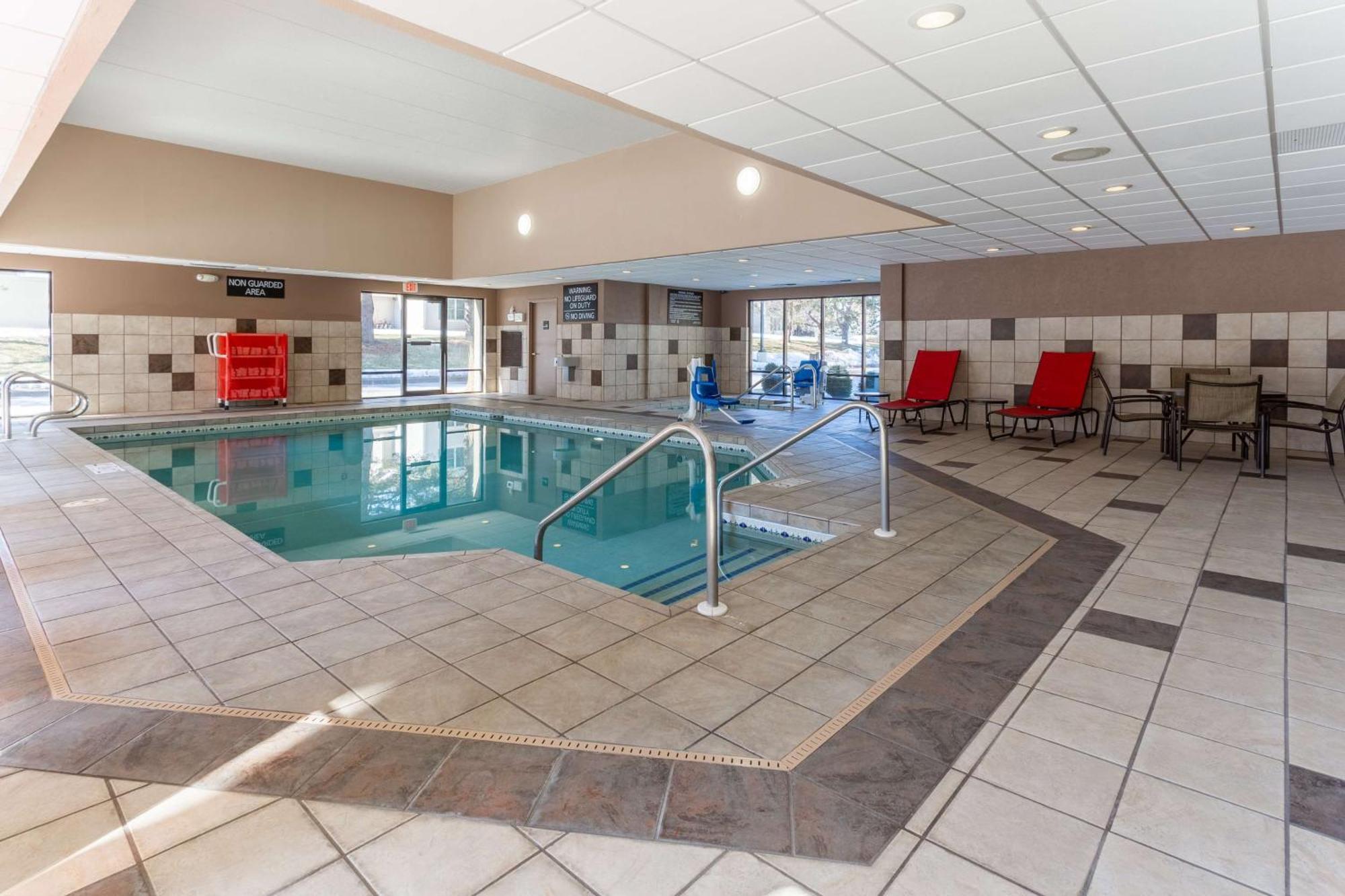 Hampton Inn Madison East Towne Mall Area Bagian luar foto