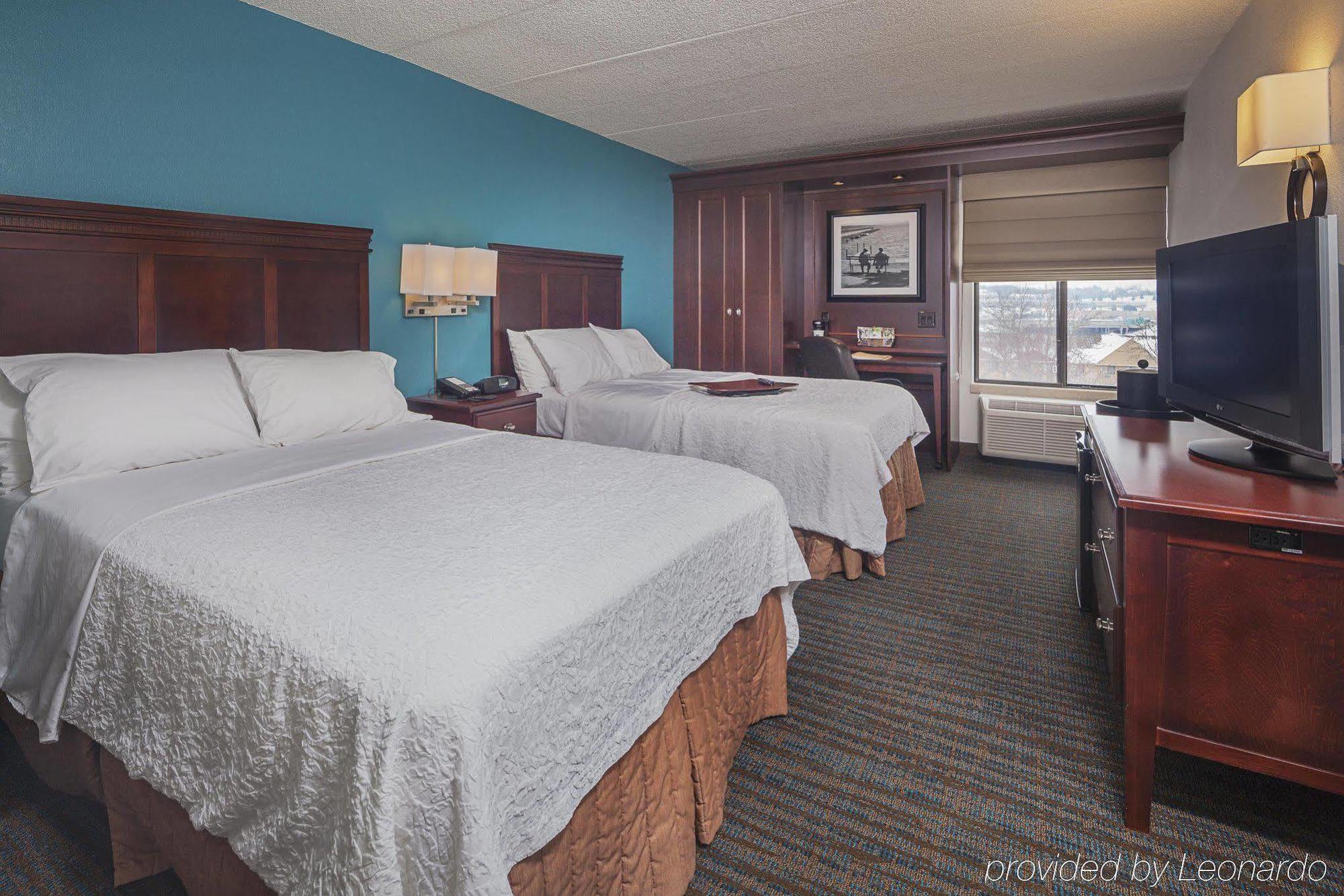 Hampton Inn Madison East Towne Mall Area Bagian luar foto