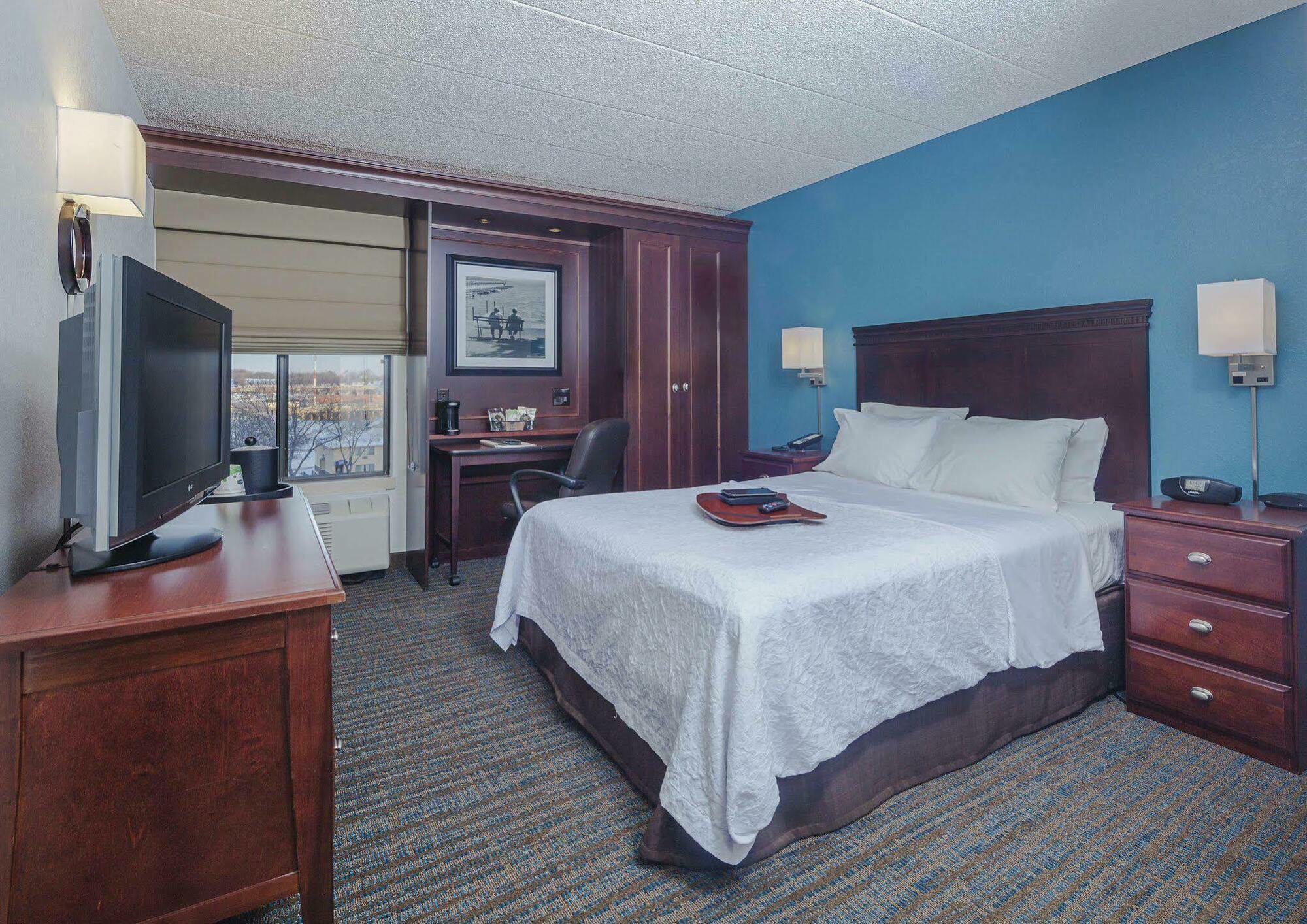 Hampton Inn Madison East Towne Mall Area Bagian luar foto